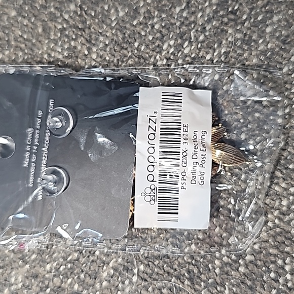 Darling Direction Gold Earrings 💛 ✨️  Gorgeousness - Picture 3 of 3